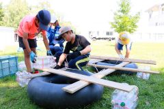 手作りのイカダで水遊び　大樹すてっぷが「夏キャンプ」