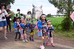 みこしを担ぐ上更別幼稚園の園児たち