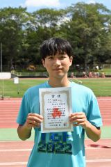 男子棒高跳びを３メートル９０で制した松本翔太（帯農）