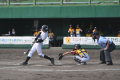 【決勝・幕別野球少年団―ＮＥＸＵＳ　ＢＢＣ】三回表１死二、三塁のチャンスで右越え適時三塁打を放った幕別野球少年団の島彗介