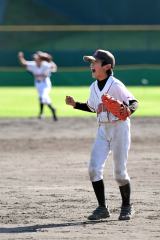 【決勝・幕別野球少年団―ＮＥＸＵＳ　ＢＢＣ】優勝を決める１５個目のアウトを取り、感情を爆発させる幕別野球少年団の玉置湊斗（中央）