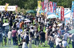 晴天に恵まれ多くの人でにぎわった会場。この日の来場者数の２万８０００人は、２日間のイベント日程を各日ごとに統計を取り始めた２０１０年以来、１日としては過去最多に