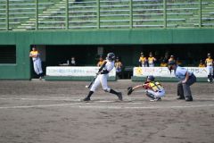 【決勝・幕別野球少年団―ＮＥＸＵＳ　ＢＢＣ】三回表１死二、三塁のチャンスで右越え適時三塁打を放った幕別野球少年団の島彗介