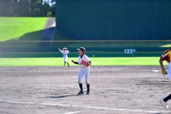 【決勝・幕別野球少年団―ＮＥＸＵＳ　ＢＢＣ】優勝を決める１５個目のアウトを取り、感情を爆発させる幕別野球少年団の玉置湊斗（中央）