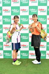 女子の部・優秀選手に選ばれ、お菓子のリュックを背負うロッカフォルテとかちの中村來愛（左、中学２年）と宿谷明花（帯北高２年）