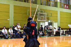 【個人戦中学生女子の部決勝】メンを狙い、攻撃を仕掛ける羽根田祈里（奥、帯広徹心館）