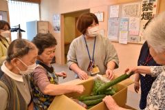 家庭菜園などで収穫した野菜が並べられたおすそ分けの会