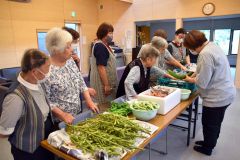 家庭菜園などで収穫した野菜が並べられたおすそ分けの会