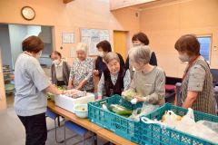 家庭菜園などで収穫した野菜が並べられたおすそ分けの会