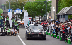 セレモニアルスタートで、沿道のファンの声援を受けて走行する勝田範彦の（トヨタヤリス）＝６日、金野和彦撮影