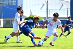 【第１２節・北海道十勝スカイアースーノルブリッツ北海道ＦＣ】前半、果敢に攻め入るスカイアースのＦＷ下田康太（青色ユニホーム、中央）＝金野和彦撮影