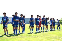 ノルブリッツ北海道ＦＣを４－１で下し、スタンドのサポーターに勝利のあいさつをするスカイアースの選手たち（金野和彦撮影）