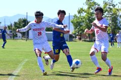 【第１２節・北海道十勝スカイアースーノルブリッツ北海道ＦＣ】後半、スカイアースのＭＦ中村友哉（青色ユニホーム、中央）がドリブルで攻め入る（金野和彦撮影）