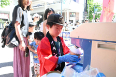 とかちイベンター協会による店長体験ブースで、「かき氷屋さん」の店長として来場者にかき氷を作る子ども