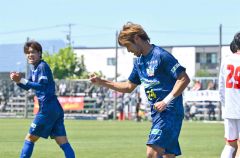 【第１２節・北海道十勝スカイアース－ノルブリッツ北海道ＦＣ】後半６分過ぎ、スカイアースのＦＷ下田滉康太（右）が勝ち越しのゴールを決め、２－１とする＝金野和彦撮影