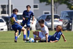 【第１２節・北海道十勝スカイアース－ノルブリッツ北海道ＦＣ】堅実なディフェンスを見せるスカイアース（青色ユニホーム）の選手たち（金野和彦撮影）