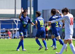 【第１２節・北海道十勝スカイアース－ノルブリッツ北海道ＦＣ】前半２４分、スカイアースのＦＷ兼田寛也（左）がヘッドで先制ゴールを決め、仲間とタッチを交わす（金野和彦撮影）