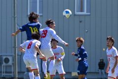 【第１２節・北海道十勝スカイアース－ノルブリッツ北海道ＦＣ】前半２４分過ぎ、スカイアースのＦＷ兼田寛也（青色ユニホーム、左）がヘッドで先制ゴールを決める（金野和彦撮影）