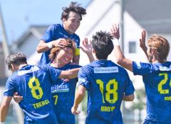 【第１２節・北海道十勝スカイアース―ノルブリッツ北海道ＦＣ】後半１１分すぎ、スカイアースのＭＦ（７）中原彰吾（左から２人目の下）がゴールを決め３―１とし、仲間と喜び遭う