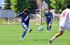 【第１２節・北海道十勝スカイアース－ノルブリッツ北海道ＦＣ】後半、１１分過ぎ、スカイアースのＭＦ中原彰吾（青色ユニホーム、左）がミドルシュートを決め、３－１とする（金野和彦撮影）