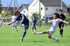 【第１２節・北海道十勝スカイアース―ノルブリッツ北海道ＦＣ】後半、スカイアースのＭＦ中原彰吾（青色ユニホーム、左）がシュート放つ