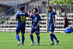 【第１２節・北海道十勝スカイアース－ノルブリッツ北海道ＦＣ】後半、１７分、スカイアースのＭＦ澁谷雅也（中央）がゴールを決め４－１とする（金野和彦撮影）