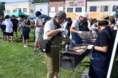 焼き鳥など飲食の屋台には多くの来場者が列をつくった