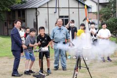 「好きなことに挑戦を」　植松電機社長が啓北小で講演　自作ロケット打ち上げも