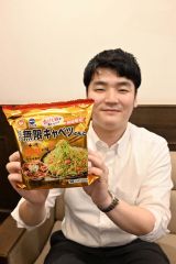 期間限定の十勝豚丼味をＰＲする近藤さん