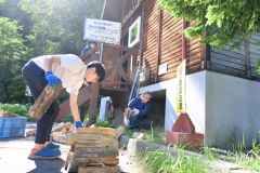 札内川ヒュッテを清掃する北大山岳部員ら