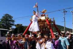 みこしが町内を巡った秋祭り