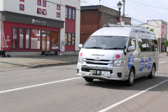 更別の本通り商店街を走る自動運転バス