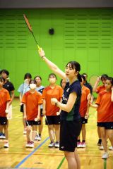 講習会で中学生に指導する永原和可那選手（手前、平栗玲香撮影）