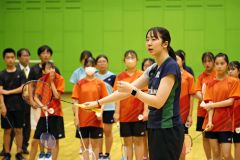 講習会で中学生に指導する永原和可那選手（手前、平栗玲香撮影）