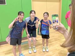 子どもたちから写真撮影を求められる永原和可那選手（中央、新井拓海撮影）