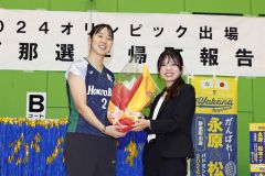 小学生時にペアを組んだ幾島佑真さん（右）から花束を受け取る永原和可那選手（平栗玲香撮影）