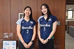 十勝毎日新聞社を訪れた（左から）永原選手と松本選手