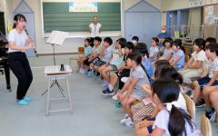 中札内小学校で音大生が行った音楽の授業