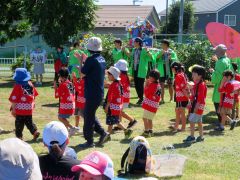 保護者など大人がみこしを担ぎ、祭りを盛り上げた