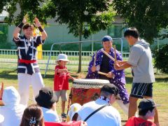 乱拍子による和太鼓の演舞。参加者とも共演した