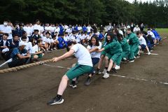 懸命に縄を引く帯工女子チーム