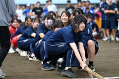 綱引きでスタートの合図を待つ帯農チーム