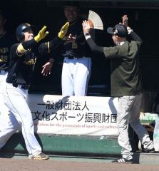 【２回戦・ミスターラック―スリーエスグループ・高知】同点となる犠飛を放った佐藤進太郎（左）と喜びを分かち合う藤本涼オーナー（右）