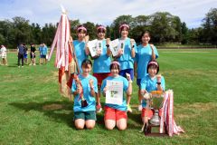 女子の部３年連続５度目優勝の芽室。（前列左から）横山仁奈、野坂弥由、土屋心咲。（後列左から）横山千亜、末吉琴南、村上美音、照井優月