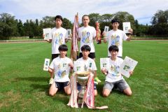 男子高学年の部２年連続５度目優勝の札内。（前列左から）長内悠斗、北野幸之介、真下陸人。（後列左から）杉山聖弥、田村壮馬、熱海陽大