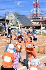 玉入れを楽しむ園児（１４日、午前９時半ごろ、帯広市内の藤幼稚園で。金野和彦撮影）