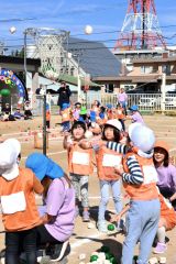 玉入れを楽しむ園児（１４日、午前９時半ごろ、帯広市内の藤幼稚園で。金野和彦撮影）