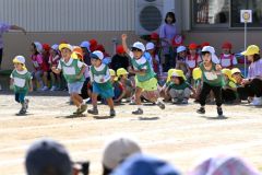 徒競走で元気よく走る園児（１４日、午前９時半ごろ。帯広市内の藤幼稚園で。金野和彦撮影）