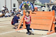 個人競技「さくらバッチの挑戦」で障害物を越え元気よく走る園児（１４日、午前１０時ごろ、帯広市内の藤幼稚園で。金野和彦撮影）