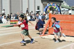 個人競技「さくらバッチの挑戦」で障害物を越え元気よく走る園児（１４日、午前１０時ごろ、帯広市内の藤幼稚園で。金野和彦撮影）